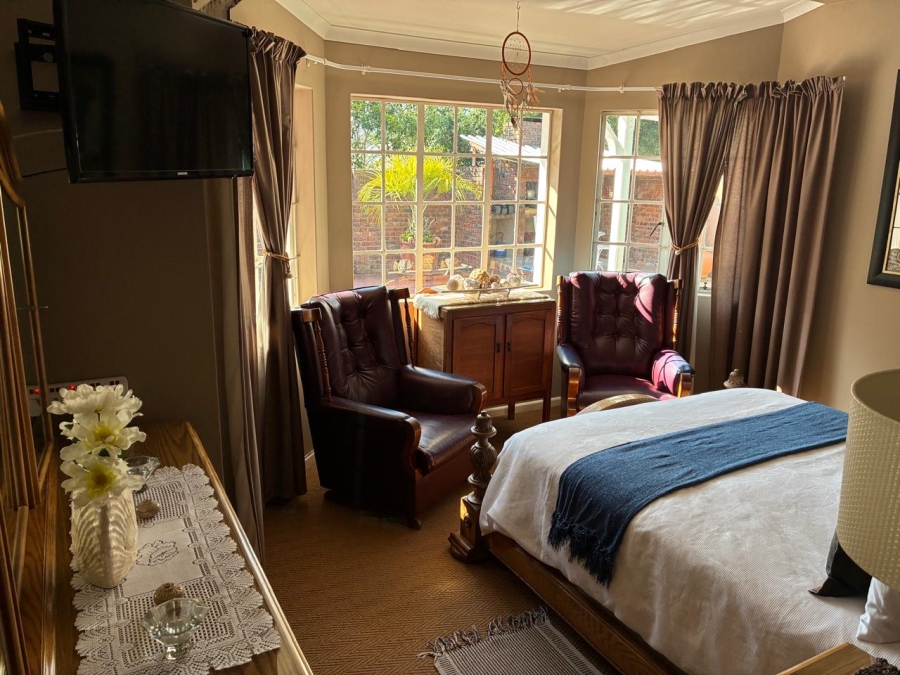 7 Bedroom Property for Sale in Heather Park Western Cape